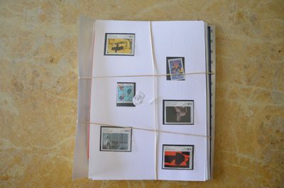 une photo d'une photo d'un livre avec des timbres