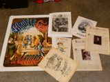 une photo montrant un tas de vieux livres posés par terre