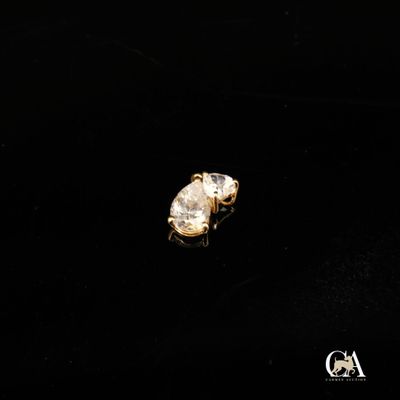 gros plan d'une bague en or sur une surface noire