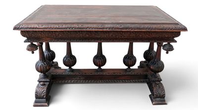 une photo d'une table en bois ornée de sculptures