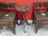 deux chaises en bois et une table dans une pièce dont l'un des murs est rouge
