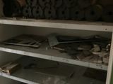 une étagère sur laquelle sont rangés de nombreux outils de toutes sortes