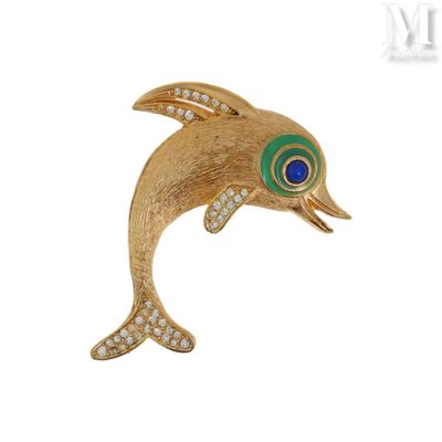 une image représentant une broche en forme de dauphin en or, avec un œil bleu et vert