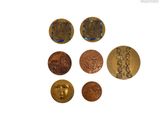 six types de pièces différents sont présentés sur une surface blanche