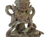 statue en bronze représentant une femme assise sur un rocher, tenant un serpent
