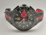gros plan d'une montre sur une surface blanche