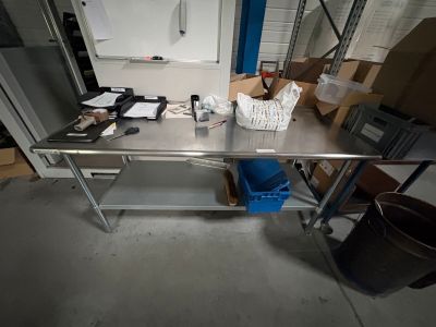 une table sur laquelle sont posés un certain nombre d'objets dans une pièce