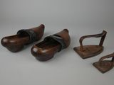une paire de sabots en bois et une paire de fers à cheval