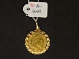 une médaille d'or avec la photo d'une femme dessus