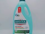 Une bouteille de Saniti est posée sur une surface blanche.