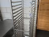 une étagère métallique sur laquelle sont posés plusieurs plats