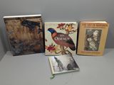 trois livres posés les uns à côté des autres sur une table
