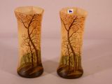 deux vases décorés d'arbres, posés sur une table