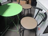 plusieurs chaises et une table dans une pièce équipée d'un poêle et d'un réfrigérateur