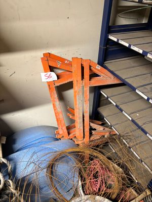 un tas de fils et d'autres objets dans une pièce
