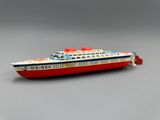 un bateau miniature posé sur une table