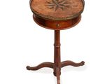 une petite table en bois ornée d'un motif en forme d'étoile
