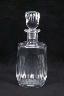 une bouteille en verre transparent munie d'un bouchon en verre