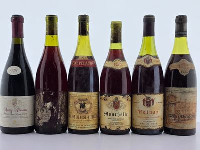 plusieurs bouteilles de vin sont alignées dans une rangée