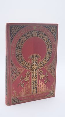 un vieux livre à la couverture rouge ornée de motifs dorés