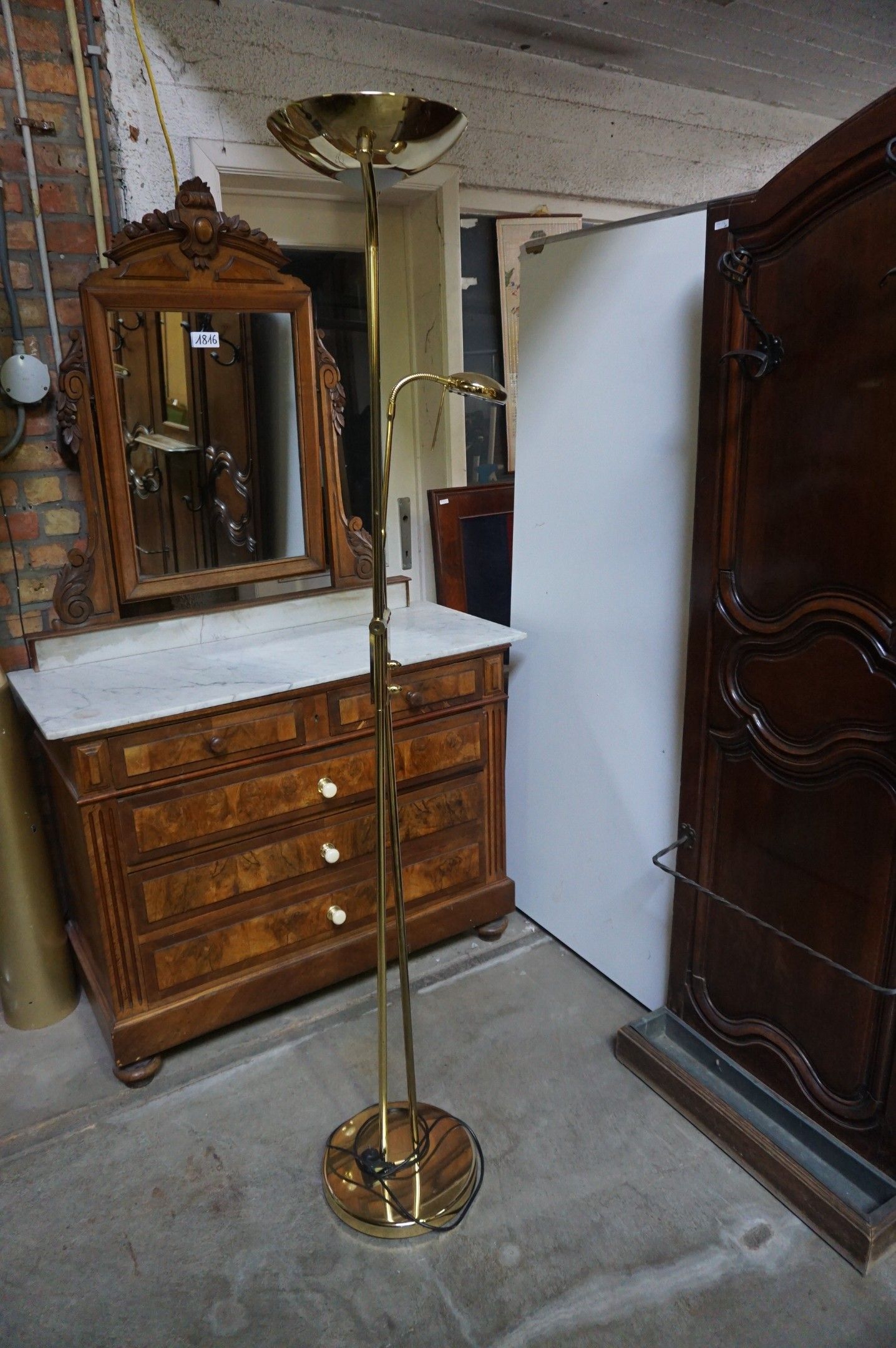 lampe sur pied moderne - avec un éclairage vers le haut et u…