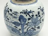 un vase bleu et blanc posé sur une surface blanche