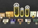 beaucoup de flacons de parfum posés sur une table
