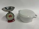 un saladier et une balance de cuisine posés sur une table blanche