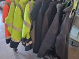 de nombreuses vestes suspendues à un portant dans une pièce