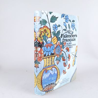 un livre sur lequel figure l'image d'un vase avec des fleurs