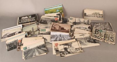 un lot de vieilles cartes postales posées sur une table