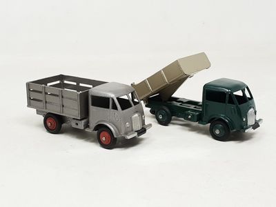 DINKY FRANCE, 2 camions Ford Poissy à châssis court :