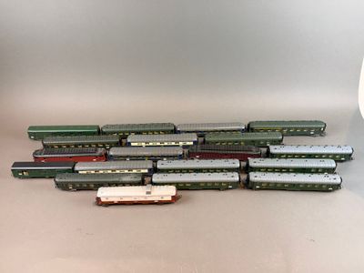 un grand nombre de trains miniatures posés sur une table