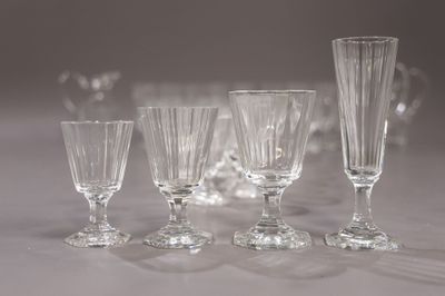 plusieurs verres à vin vides sont alignés sur une table