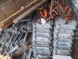 un tas d'objets divers en métal et en bois dans un garage