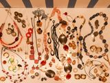 de nombreux colliers et bracelets de toutes sortes exposés sur une table