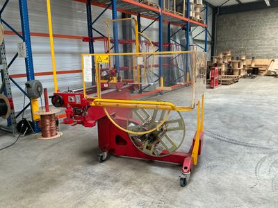 un chariot rouge avec une roue jaune à l'intérieur d'un entrepôt