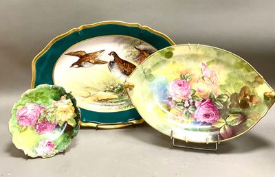 trois assiettes ornées d'oiseaux, posées sur une table