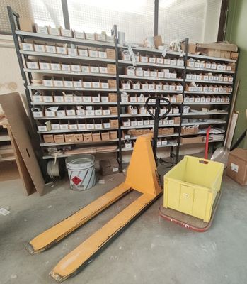 une palette et une fourche dans un entrepôt
