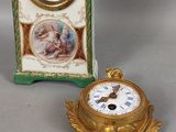 deux horloges placées l'une à côté de l'autre sur une table
