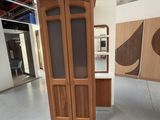 une photo d'une vitrine dans un bâtiment