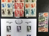 certains timbres sont exposés sur une table noire