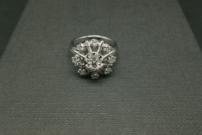 Bague marguerite en or blanc 750 sertie d'environ 0.