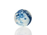 une image représentant une assiette bleue et blanche ornée de vagues