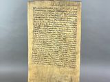 un vieux document posé sur un support muni d'une poignée en bois