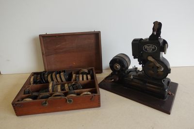 une petite machine à coudre posée à côté d'une boîte en bois