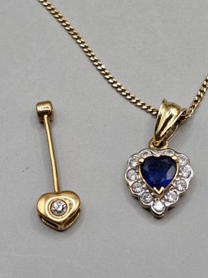 un gros plan d'un collier avec un pendentif en forme de cœur suspendu à une chaîne