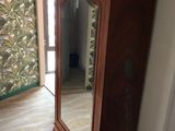 une armoire en bois surmontée d'un miroir