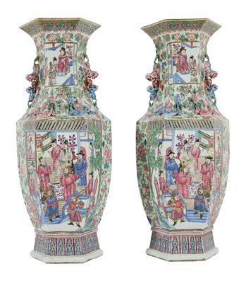 paire de grands vases chinois ornés de figures sur fond blanc