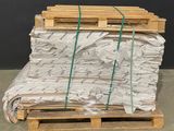 une palette remplie de palettes en bois posées sur une palette